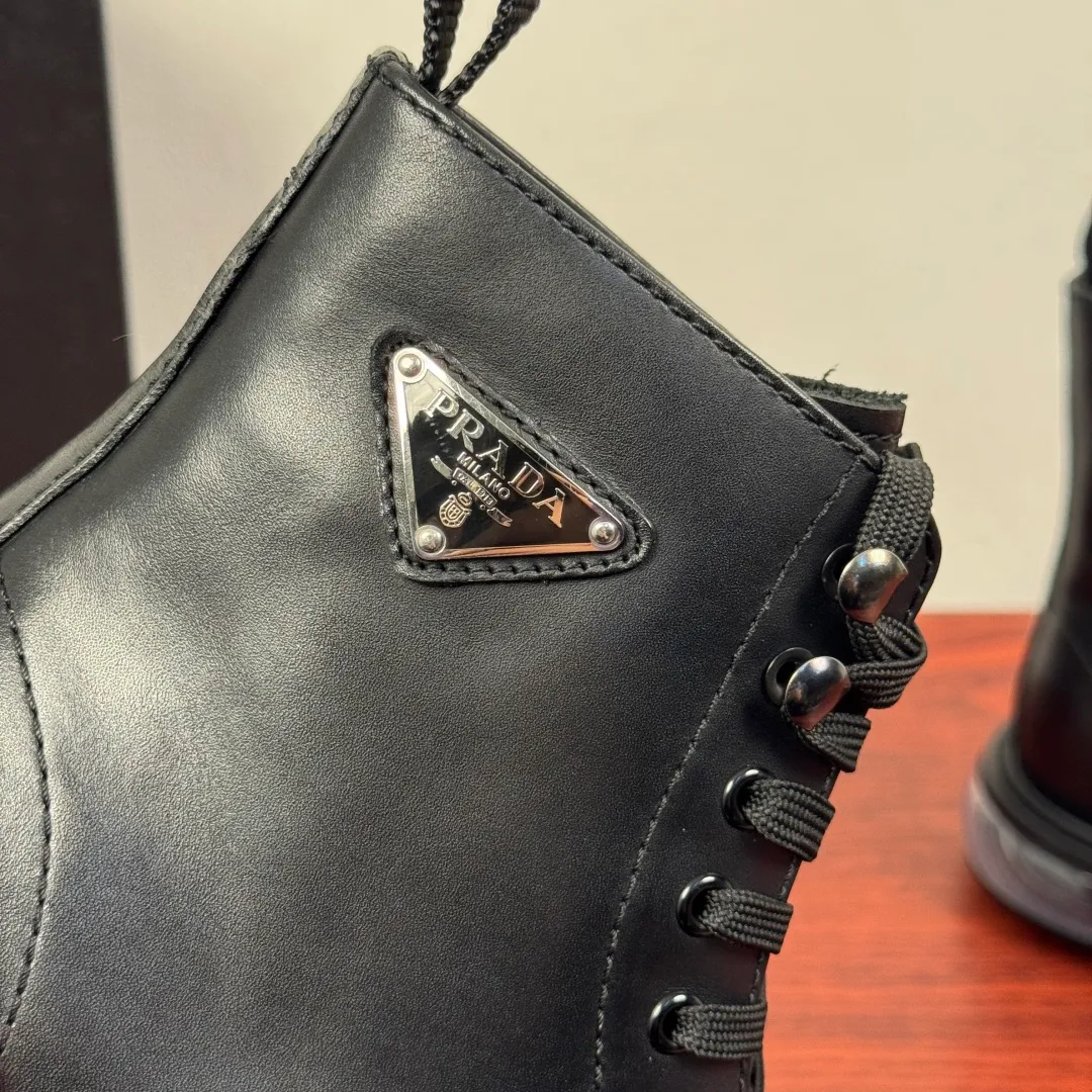 Batch 1020 Prada/Prada classic men's high-top air-cushion casual leather shoes, business formal leather shoes! Exclusive new air-cushion short boots for autumn and winter. Made in Guangdong, please pay attention to the details and pursue high quality. Italian original open-edge bead/matte calfskin styles are available. Low-key luxury, geometric tailoring, motorcycle imported from Germany, precision stitching, simple glossy surface, classic European and American style, clear water chestnuts, extended lace-up upper to better fit the shape of the foot, classic silver metal triangle logo details on the side, simple glossy surface, standard formal wear, full calfskin interior, exclusive gold label foot pads from P family, heel webbing heel, upper foot is stable and comfortable, original ultra-soft air cushion outsole, silver label PRADA letter logo decoration on the heel, rubber bottom layer wrapping, high comfort Excellent anti-slip performance, stitching technology, no slipping off the sole, more durable, 3.5CM thick sole, more adaptable, can enter and exit various occasions, fine workmanship, clear edges and corners of the shoe shape, perfect as a work of art, quality assurance, complete package! Size: 38-39-40-41-42-43-44 Leather shoe size Item number: 2TG242 Cowhide